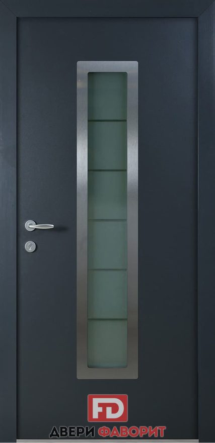 металлическая дверь в коттедж окрашена цинкогрунтом и оборудована стеклом