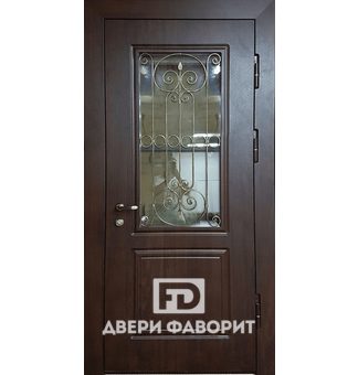 дверь из металла с терморазрывом украшена декоративной ковкой