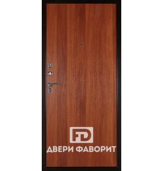 входная дверь в квартиру с ламинатом