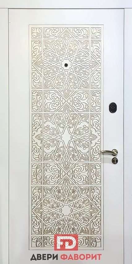 стальная дверь в квартиру отделана мдф белого цвета с абстрактным узором